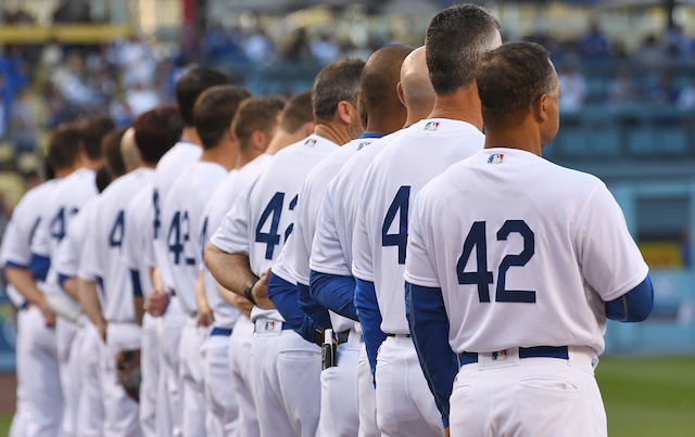 Dodgers-lined-up-2017-jackie-robinson-day