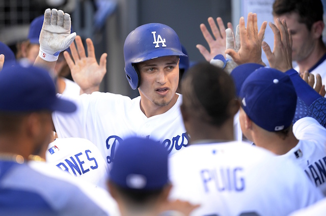 Yasiel-puig-corey-seager-dodgers-dugout