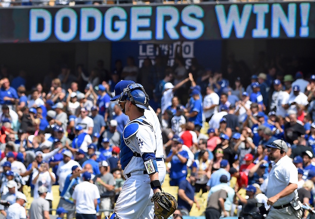 Yasmani-grandal-kenley-jansen-dodgers-win