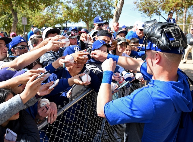 Gavin Lux, Dodgers fans, autographs, 2020 Spring Training