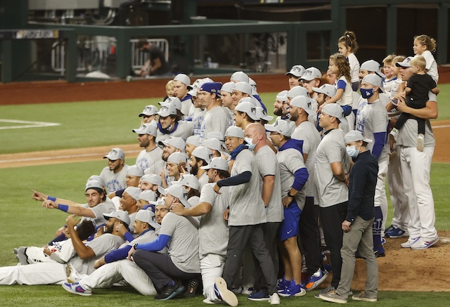 Team photo, Dodgers win, 2020 NLCS