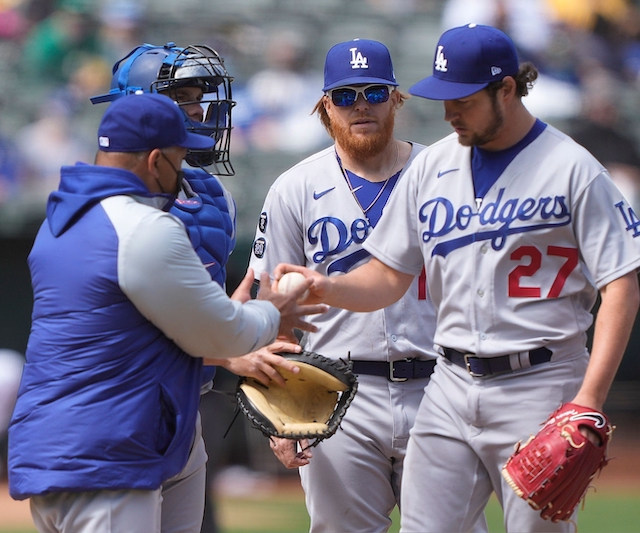 Trevor Bauer, Dave Roberts, Justin Turner, pitching change