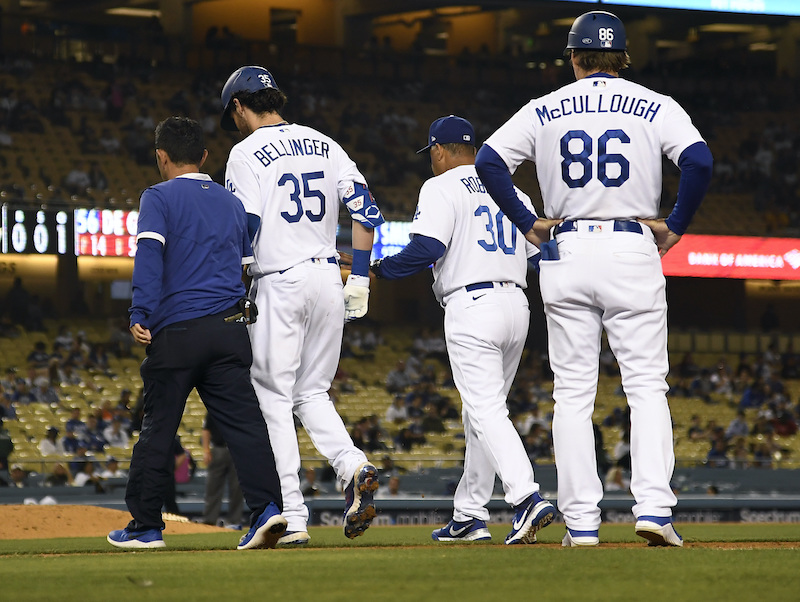 Cody Bellinger, Clayton McCullough, Dave Roberts, Dodgers trainer