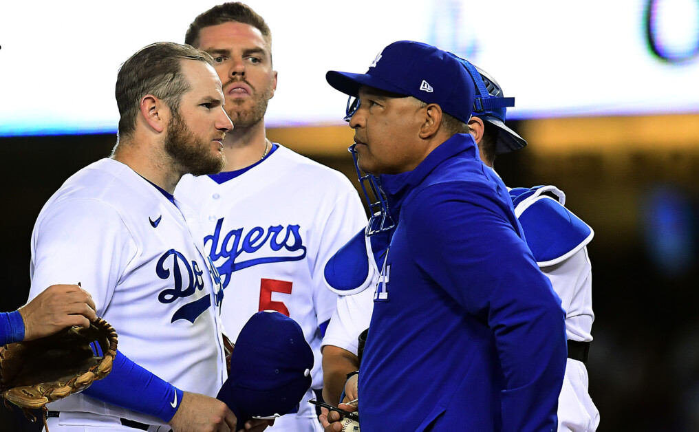 Freddie Freeman, Max Muncy, Dave Roberts, pitching change