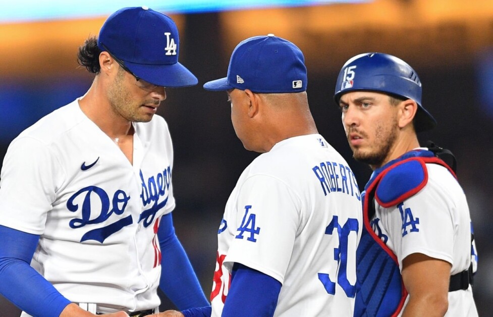 Joe Kelly, Dave Roberts, Austin Barnes, pitching change